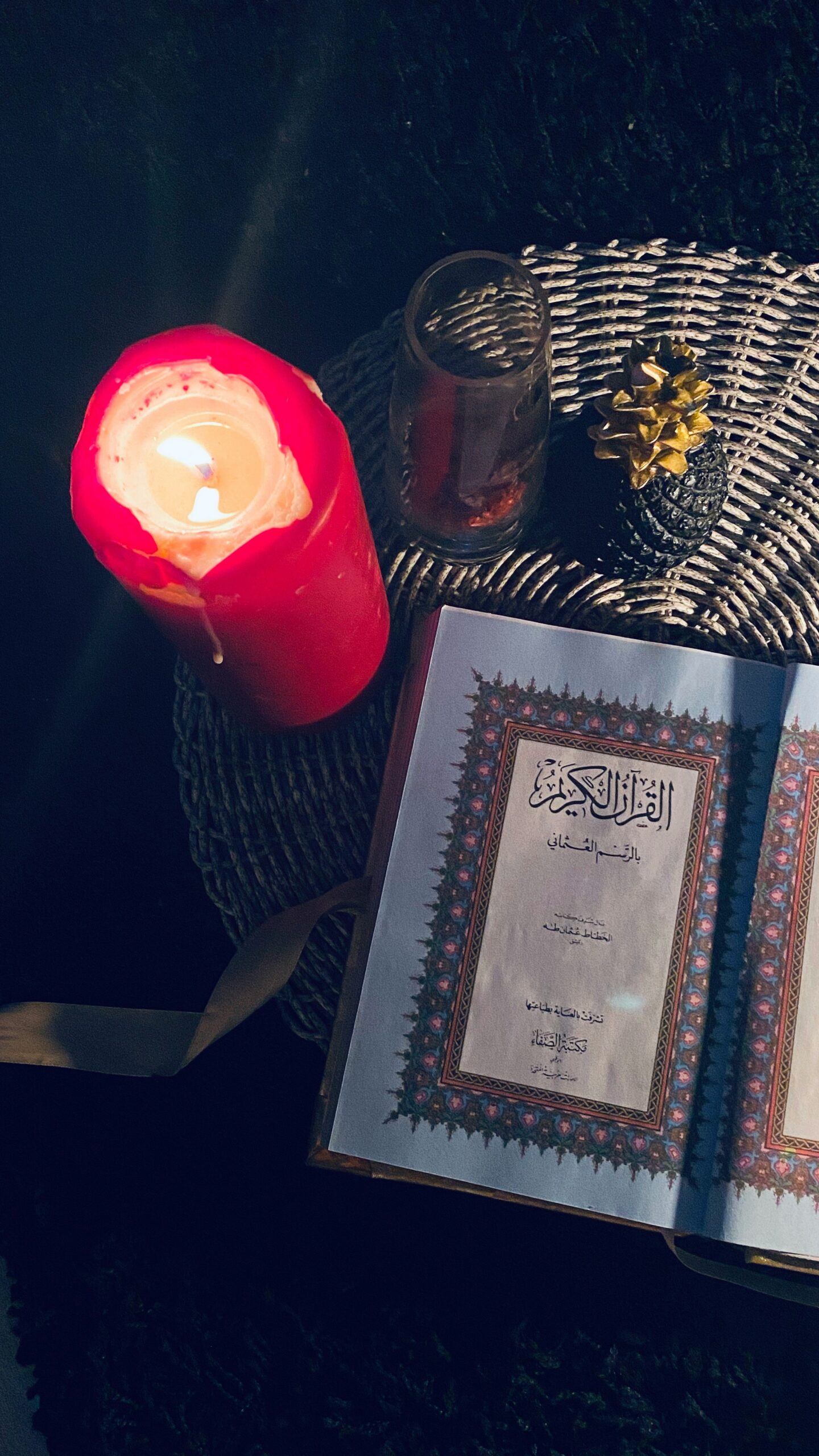 Simboli di spiritualità INFP nell'Islam: Corano su leggio, tappeto preghiera e tasbih all'alba nella natura.